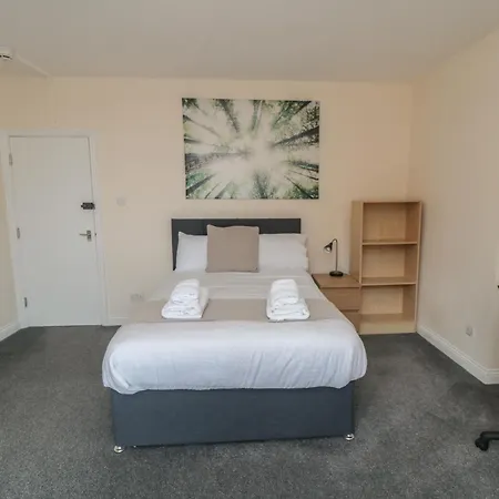 The Newborough 3 Апартаменты *